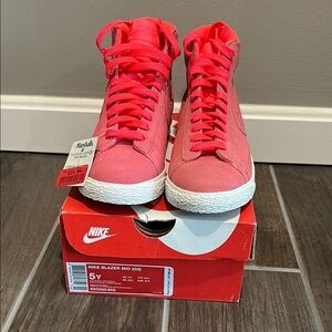 Nike Blazer Mid High-Top in Bright Red